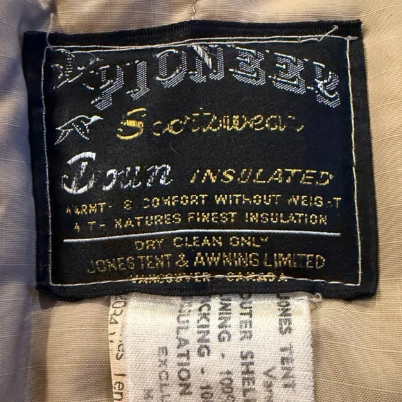 Vintage Canadian Down Parka with Fur-Trim Hood 🇨🇦 size Large - Picture 11 of 16